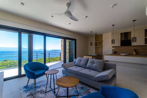 FOTO Kakva vila! Prodaju je na Šolti. Grijani bazen, a more na 150 metara. Saznali smo cijenu