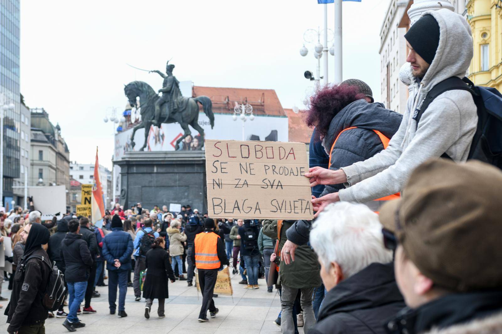 Prosvjedi protiv maski u pet hrvatskih gradova: 'Vratite nam gripu. NE brnjicama, nismo psi'