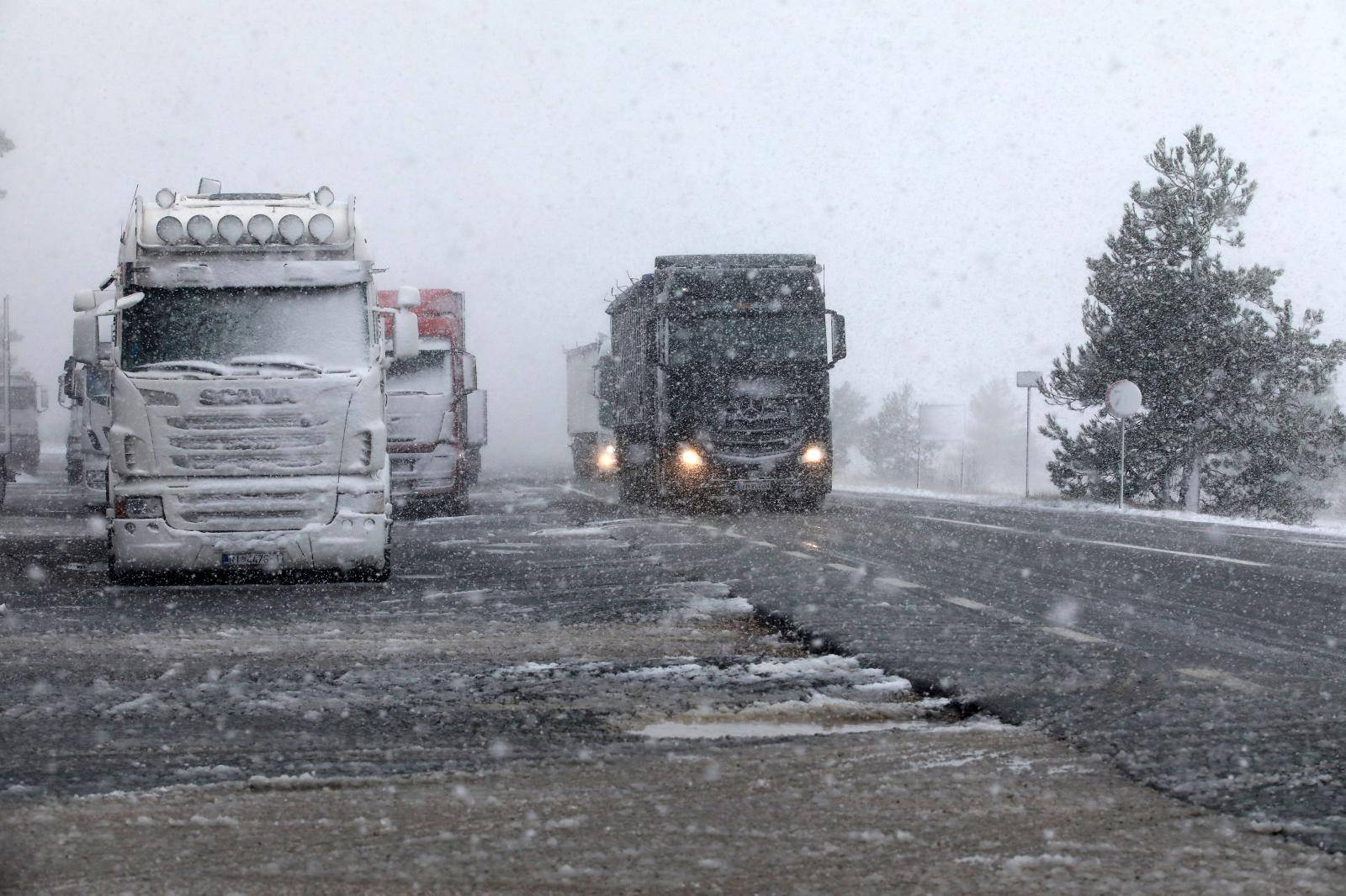 Gust snijeg i jak vjetar na riječkom području