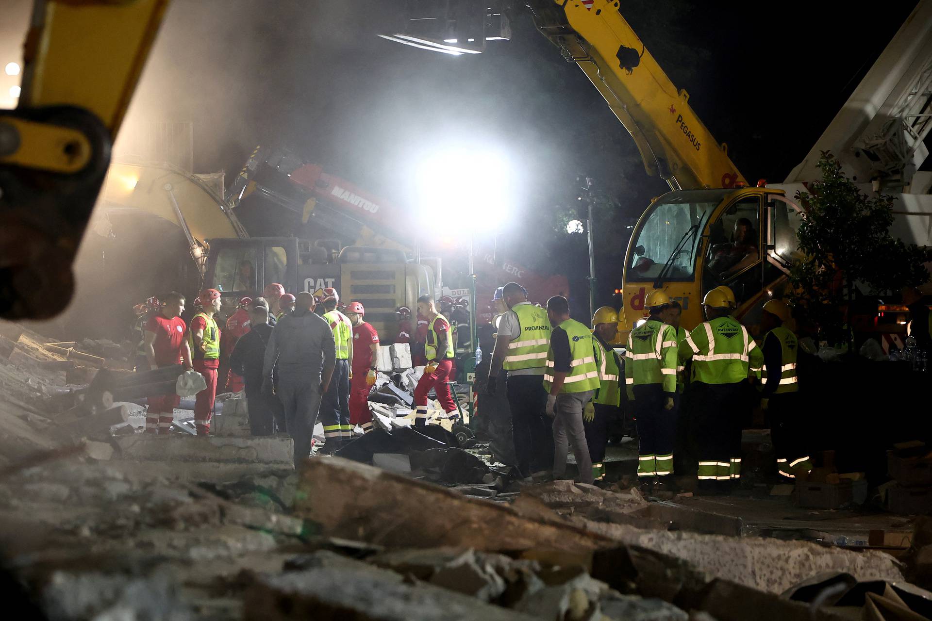 Railway station roof collapsed in Novi Sad