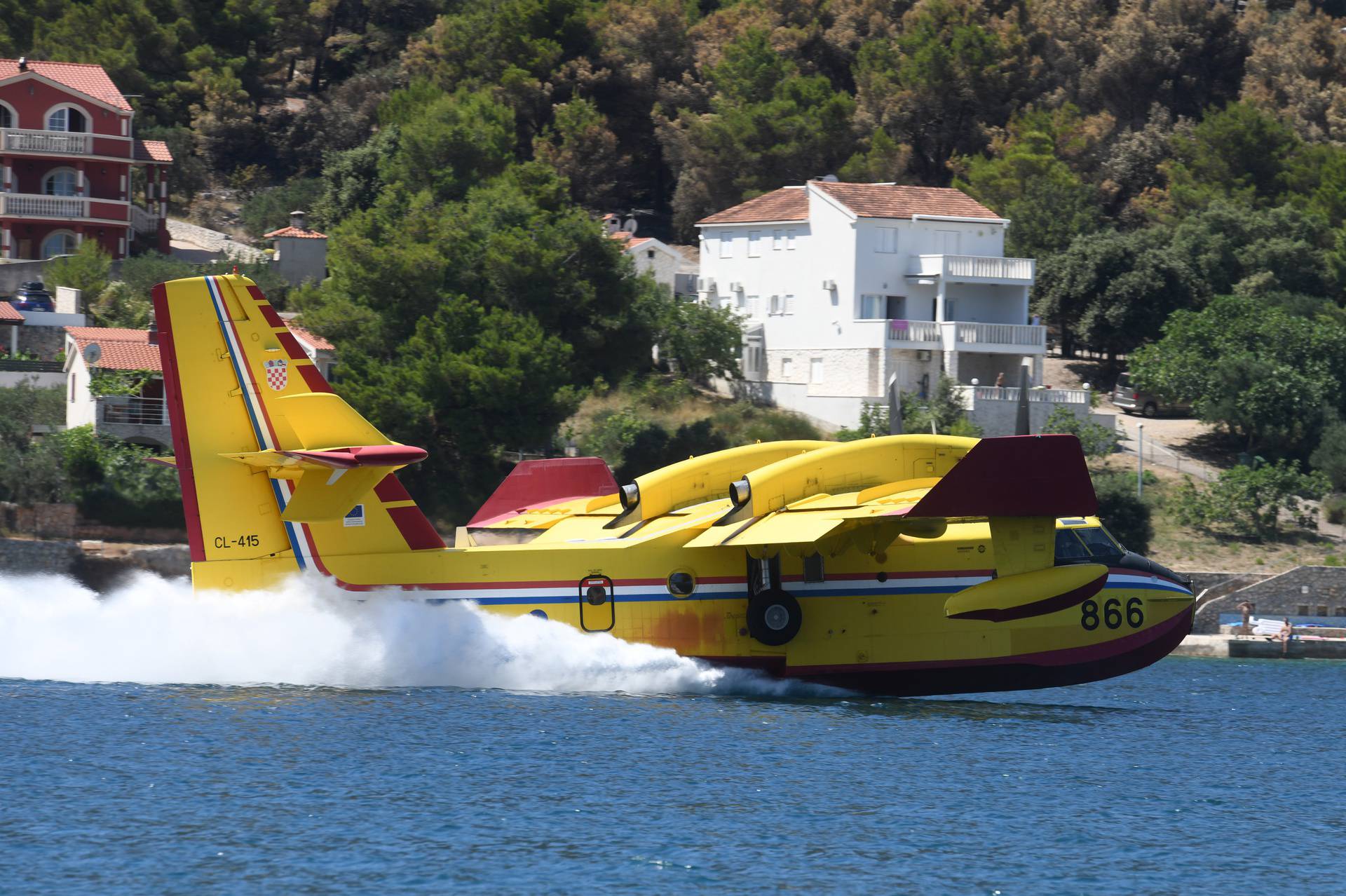 Piloti kanadera spretnim manevrima oduševljavali kupa?e u Grebaštici