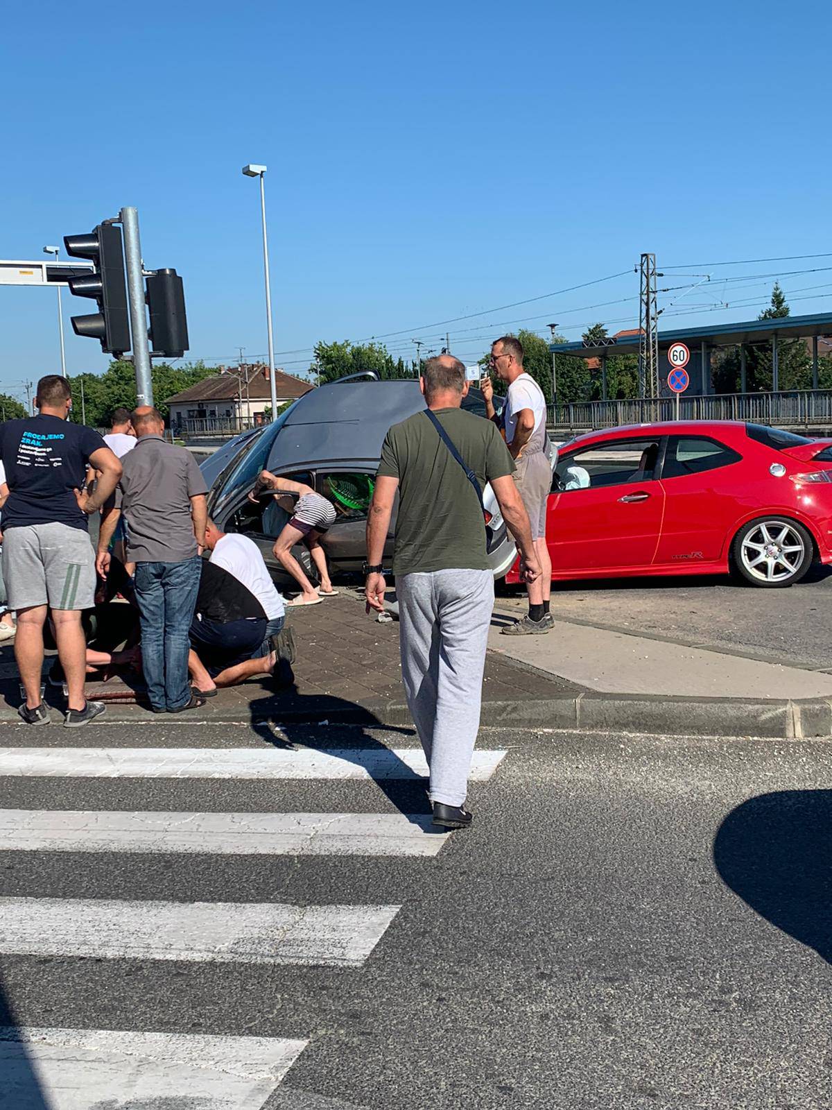 Prolaznici okretali zgnječeni auto kako bi izvukli vozača van