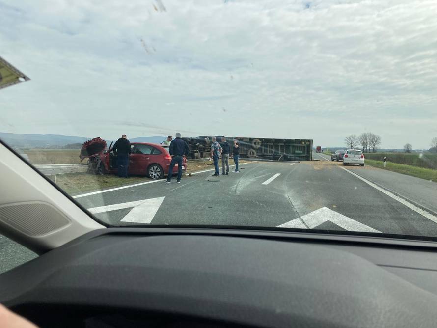 Nesreća na autocesti A3: Kod Nove Gradiške sudar kamiona s piljevinom, rasula se po cesti...