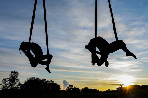 Čarobni ples na svili: Predivne siluete ispod mosta Mladosti