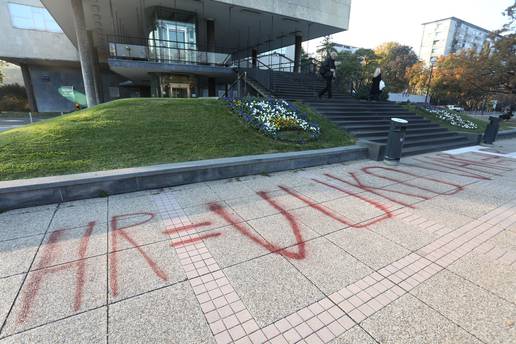 Ispred Gradskog poglavarstva sprejem je napisao 'Vukovar'