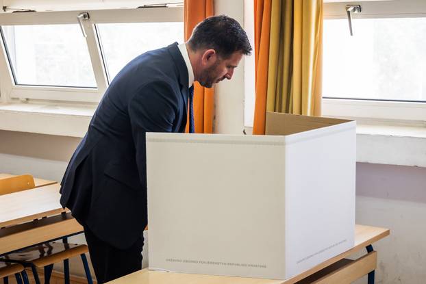 Split: HDZ-ov kandidat za gradonačelnika Tomislav Šuta glasovao u drugom krugu lokalnih izbora