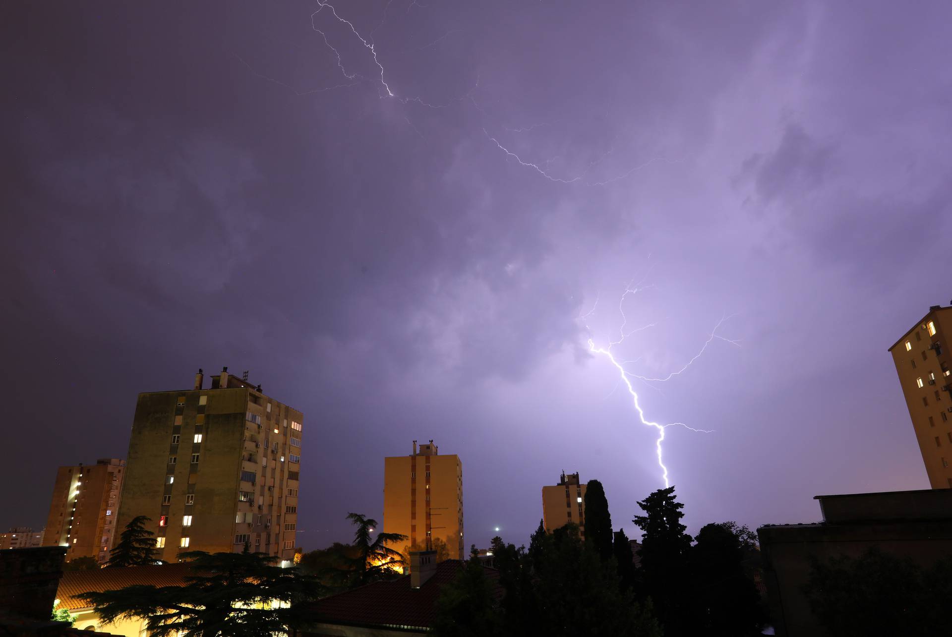 Rijeka: Munje na nebu iznad grada