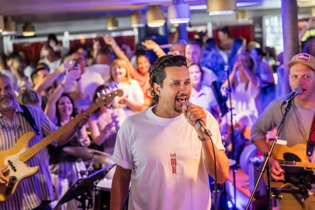 Split: Atmosfera na trajektu koji vozi na koncert Trag u beskraju