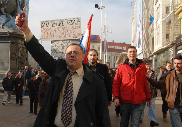 ARHIVA: Zagreb: Prosvjed protiv ulaska Hrvatske u EU na Trgu bana Jela?i?a