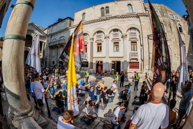 Split: Održana je molitva krunice na splitskom Peristilu