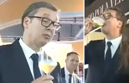 VIDEO Pijani Vučić baljezgao na sajmu vina, savjetnica mu uzela čašu, a on viknuo: A ne, ne, ne!