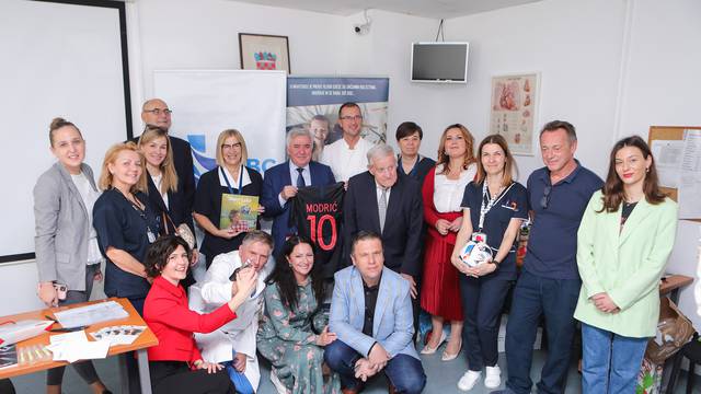 Zagreb: Neprofitna udruga liječnika "Veliko srce malom srcu" donira bušilicu AR300  Klinici za kardijalnu kirurgiju KBC-a Rebro