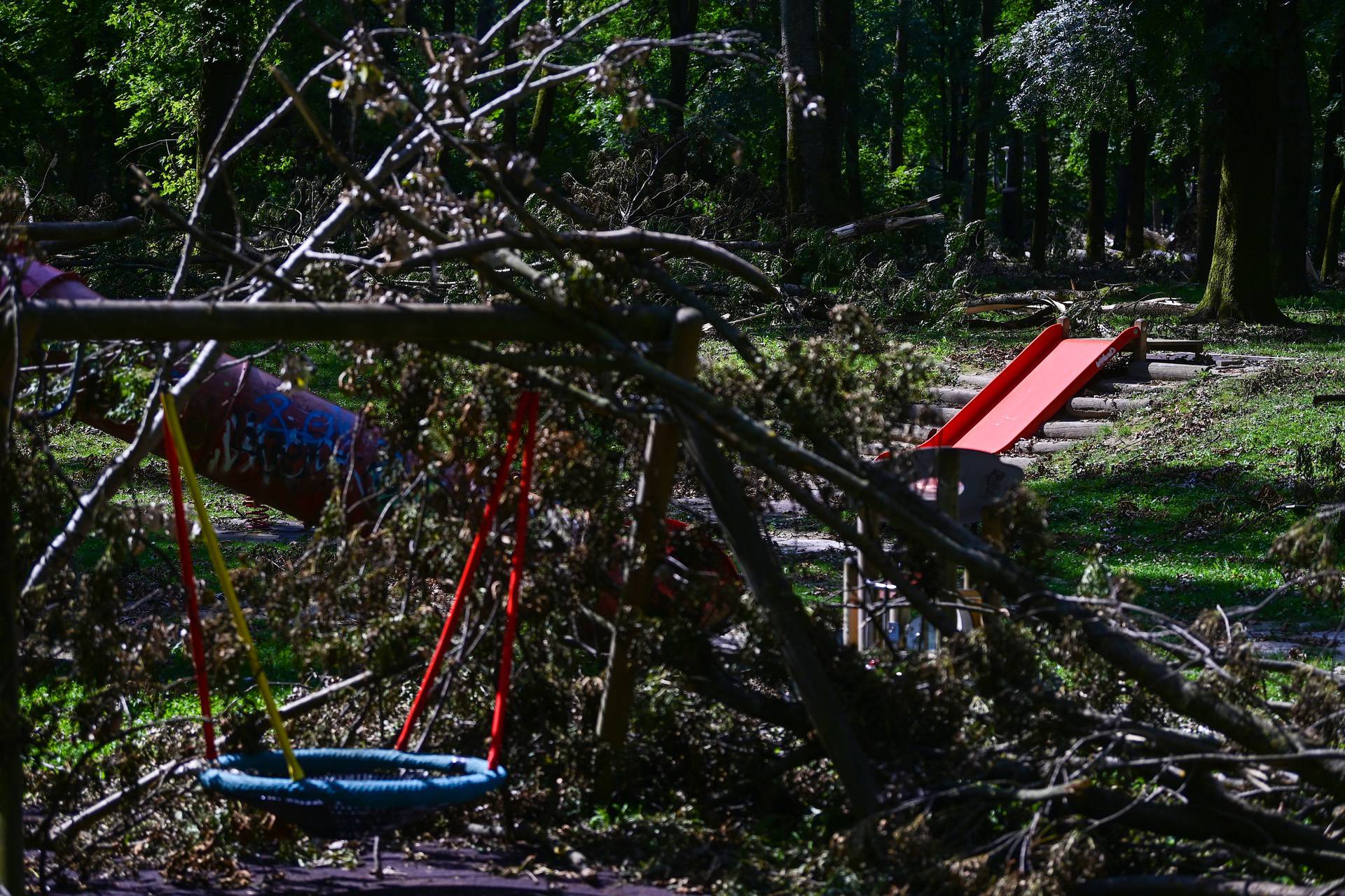 Olujno nevrijeme uništilo Park mladenaca u Zagrebu, srušena stabla još nisu uklonjena