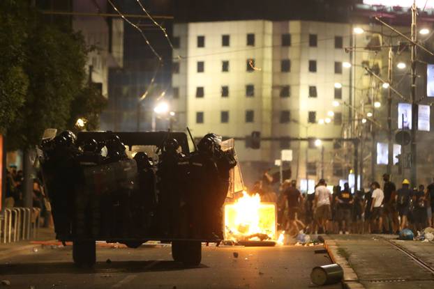 Beograd: Policija rastjerala građane koji su bili okupljeni u Ulici Kneza Miloša, nekoliko građana ozlijeđeno