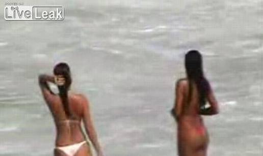 Seksi preplanule Brazilke uživaju na pješčanoj plaži