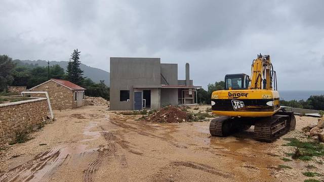 Imamo prve fotografije rušenja Barbarićeve vile na Hvaru: Ruši je ista tvrtka koja ju je i gradila