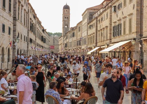Dubrovnik ljeti, tisuće posjetitelja, ali i bogata ponuda za svakoga