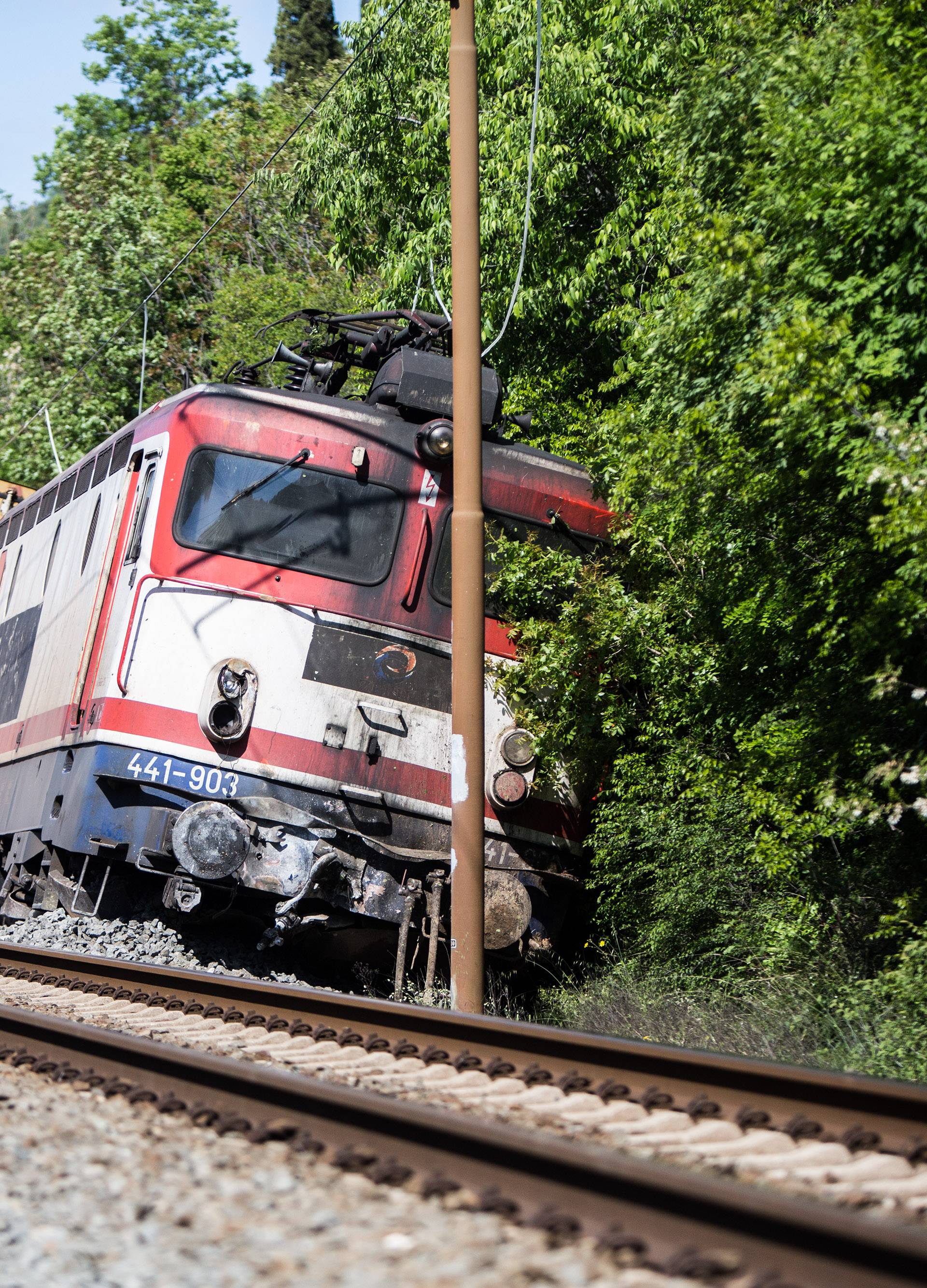 Teretni vlak izletio s tračnica kod Mostara, dvoje ozlijeđenih