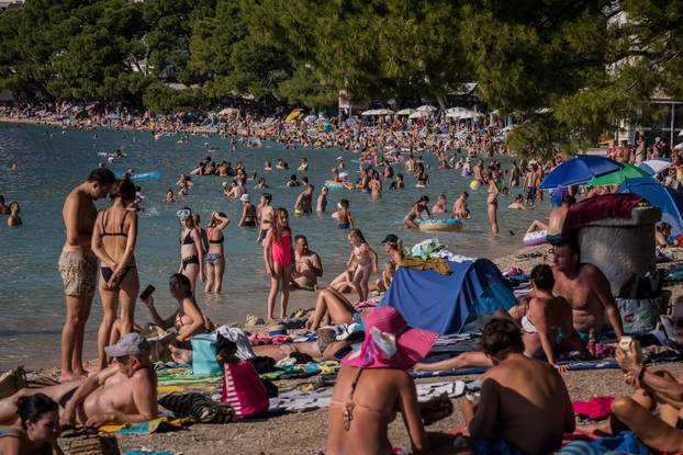 Makarska:  Gužva na glavnoj plaži u Makarskoj