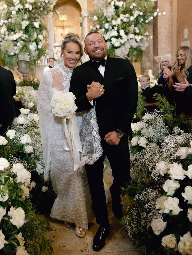 Varao ju je i silovao drugu, ona ga nije puštala. Vjenčali su se u Vatikanu. Conor objavio detalje