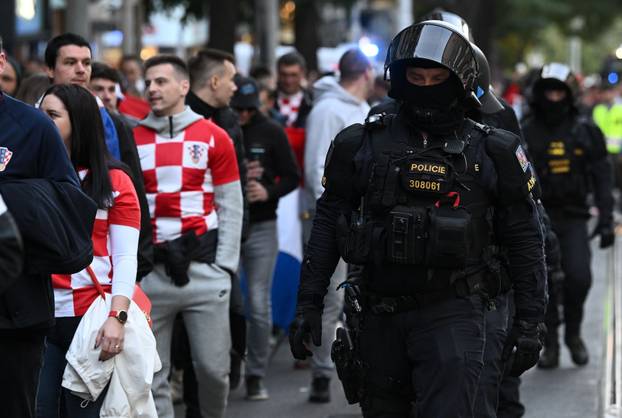 Prag: Hrvatski navijači u korteu idu do stadiona