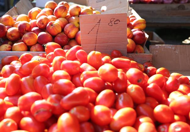 Šibenik: Bogata ponuda vo?a i povr?a na gradskoj tržnici