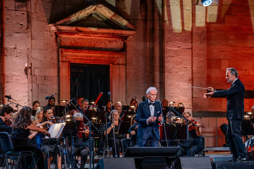 Večer vrhunske glazbe i ovacije za legendarnog tenora: Jose Carreras oduševio Dubrovnik