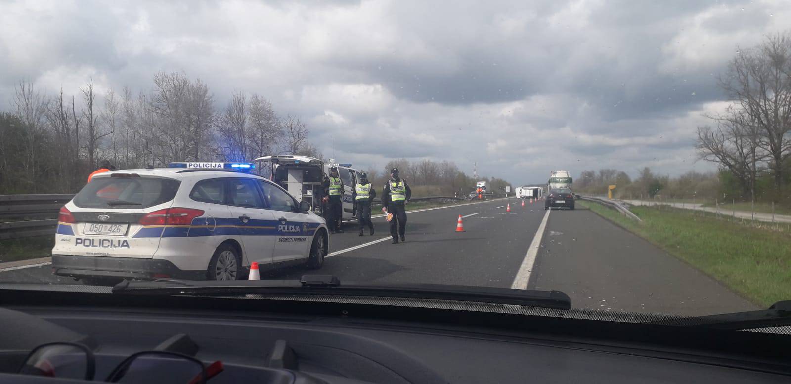 Autom udario u zaštitni stup i prevrnuo se: 'Ne znam kako je to uspio, izgledalo je gadno'