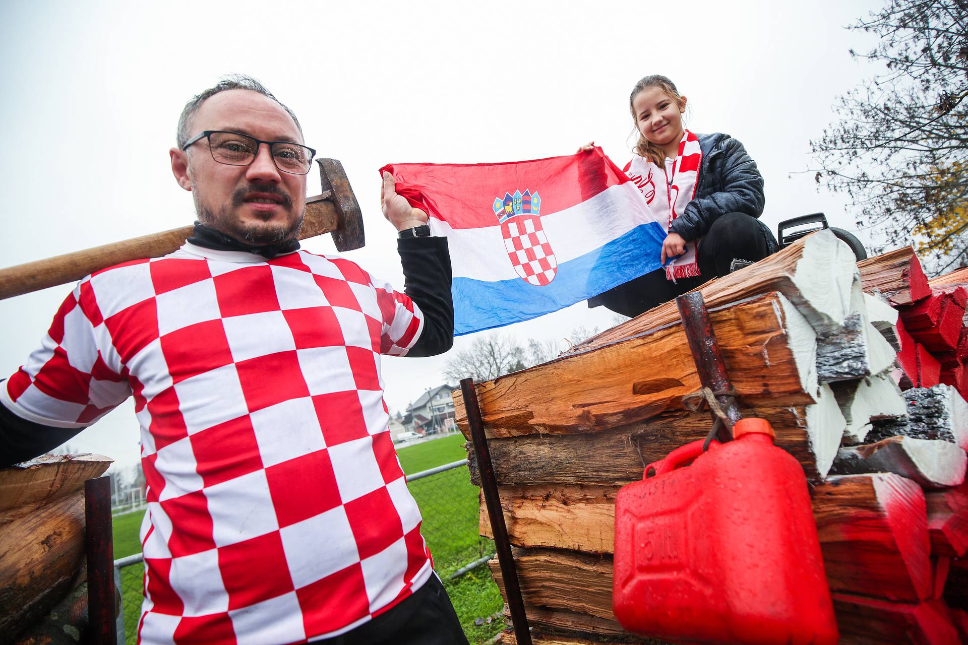 Navijači iz Gradne obojali su drva za ogrjev u crveno bijelu boju