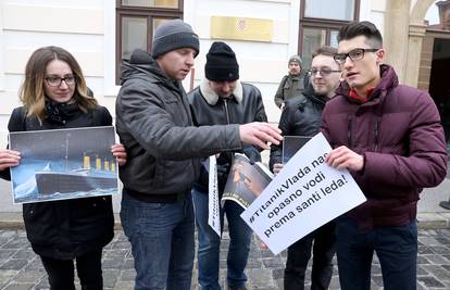 Titanik Vlada nas opasno vodi prema santi leda u opasne vode