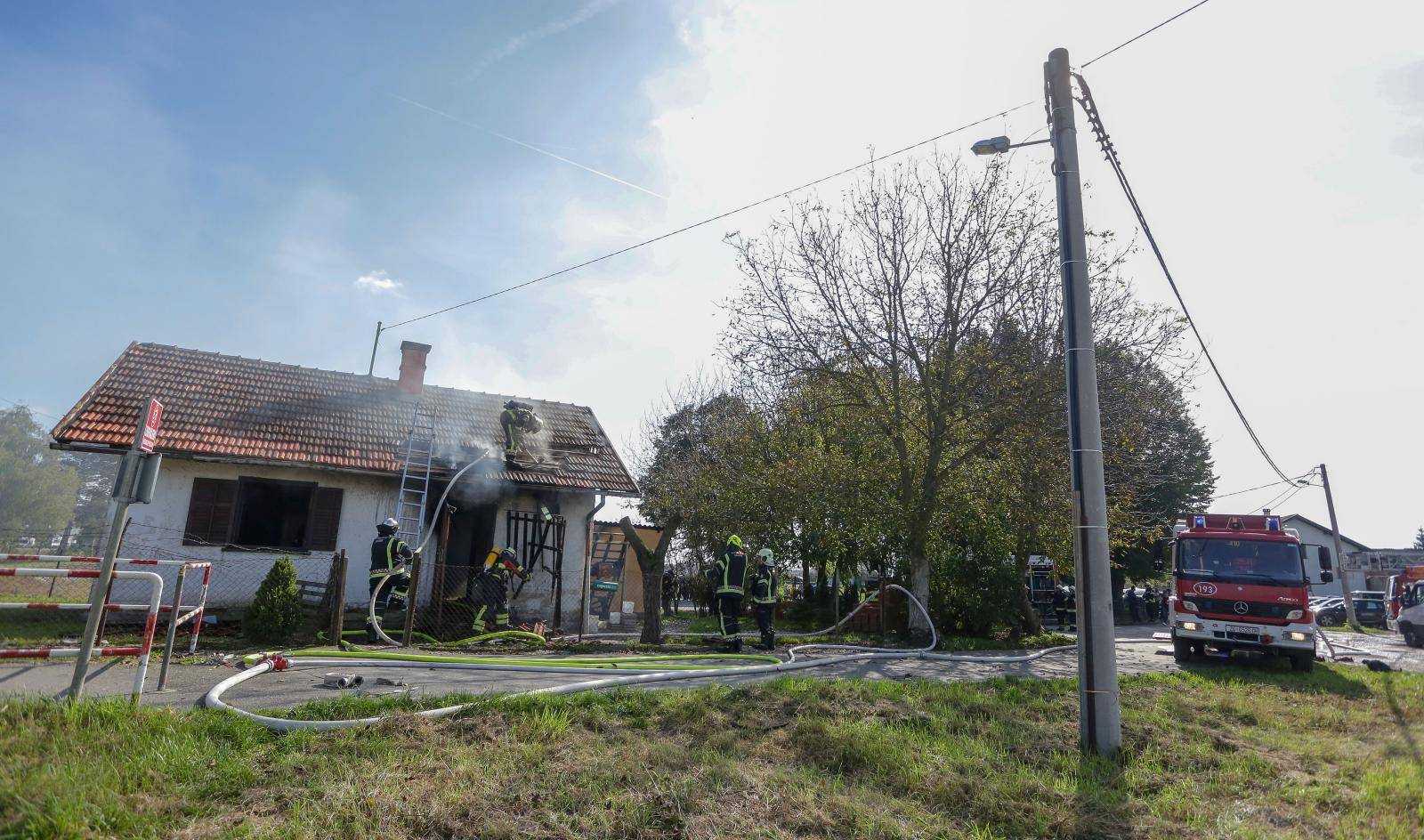 Zapalila se kuća u Buzinu: U požaru je ozlijeđeno troje ljudi