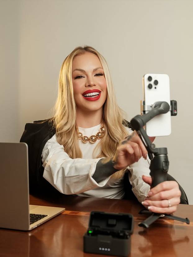 FOTO Slikala se gola na snijegu i riskirala zdravlje zbog fanova: 'Završila sam na hitnoj...'