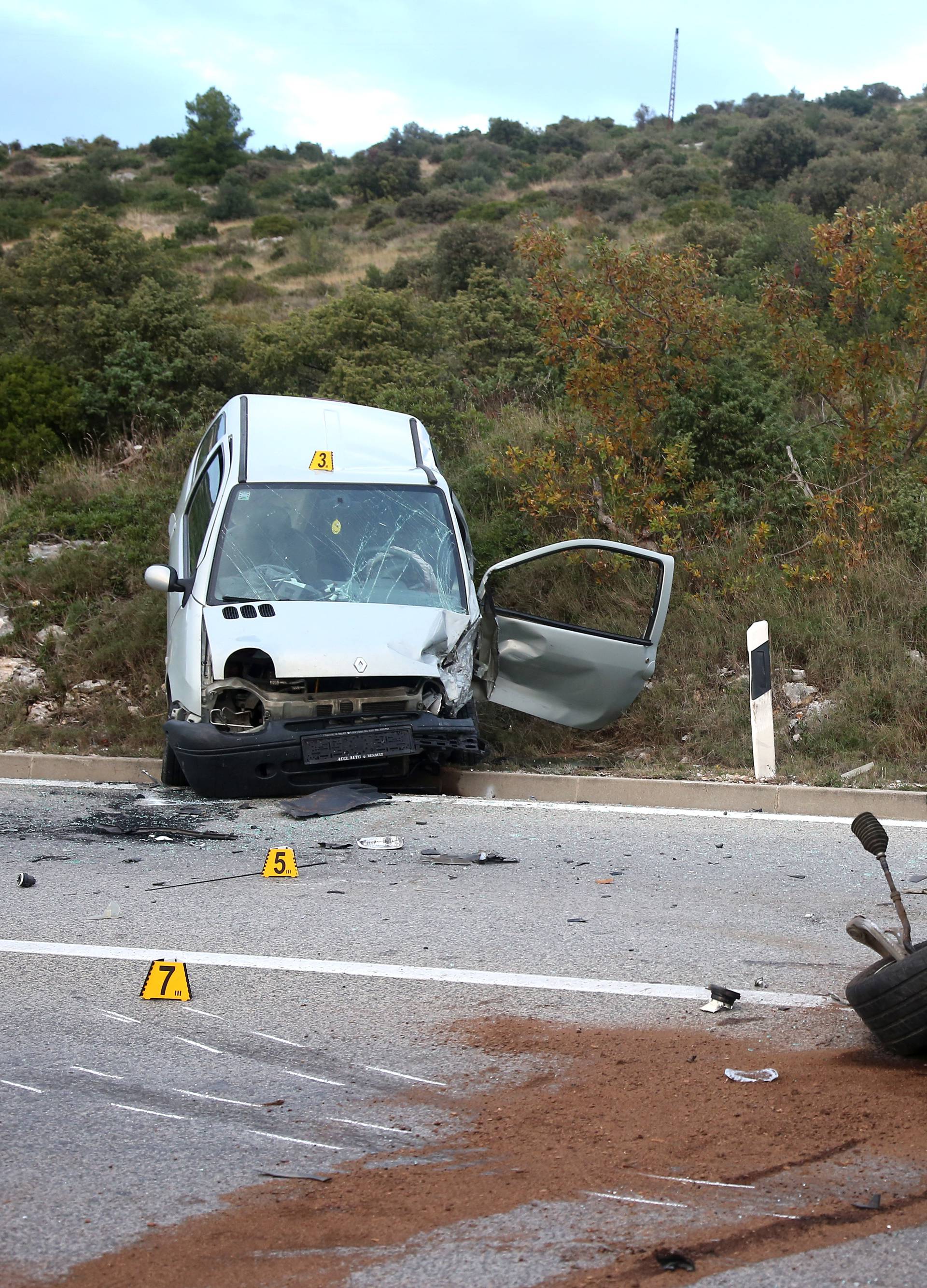 Krš i lom na ulazu u Šibenik: BMW bez pola prednjeg dijela