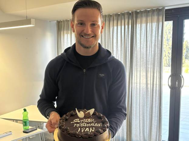 FOTO Ivan Rakitić dobio tortom u lice! Fotke s rođendana su hit