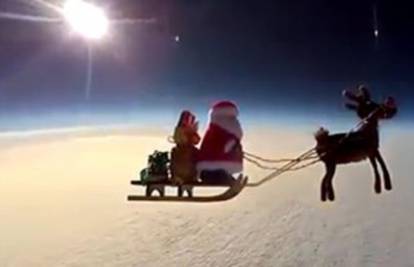 Djed Božićnjak i Rudolf otišli na izlet u svemir