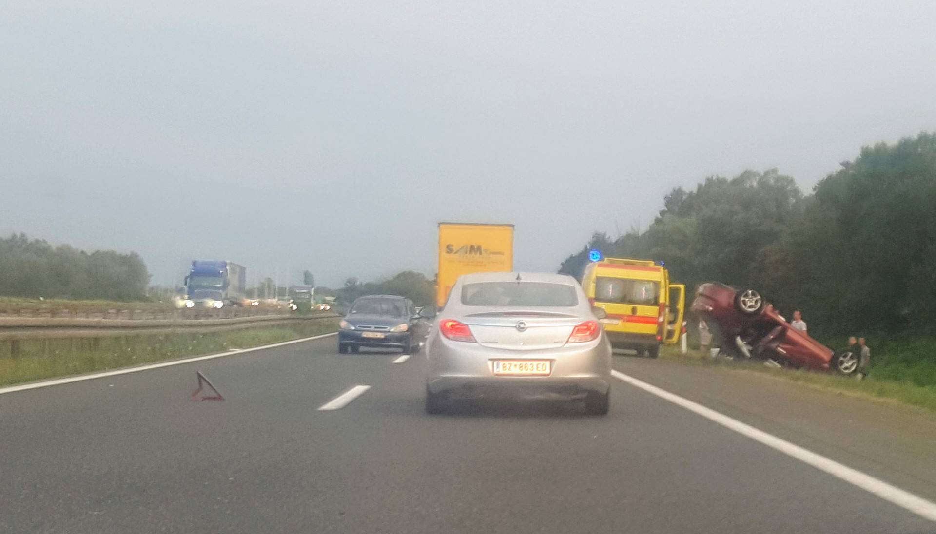 Sudar na autocesti kod Ježeva: Auto na krovu, troje ozlijeđeno