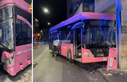 FOTO U novoj nesreći autobusa u Veneciji ozlijeđeno je 15 ljudi nakon što se bus zabio u zgradu