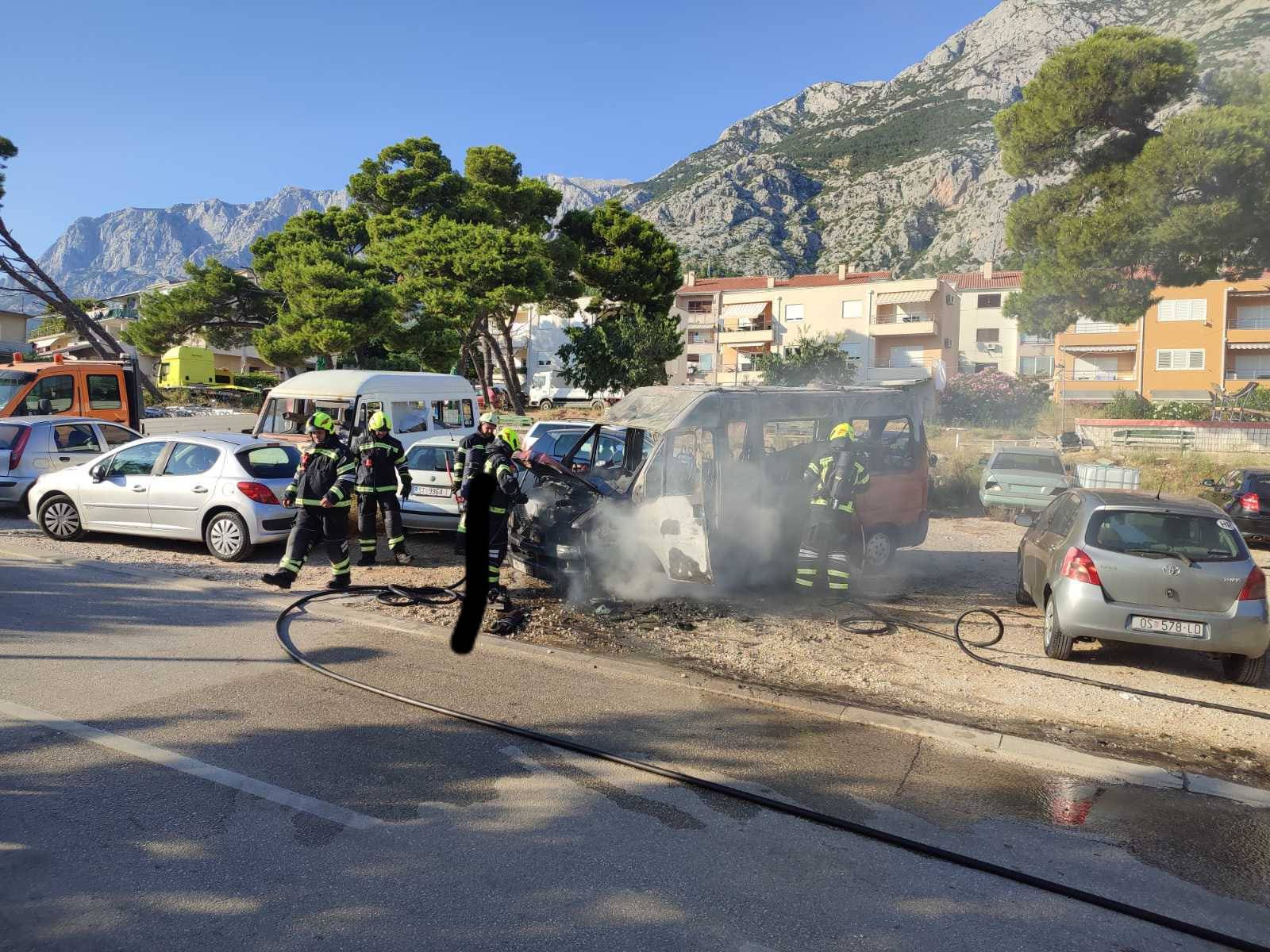 FOTO U Makarskoj su planula tri automobila, motocikl i minibus