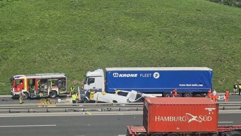 Poznat uzrok strašne nesreće u Sloveniji: Poginulo petero ljudi iz kombija, potpuno je smrskan