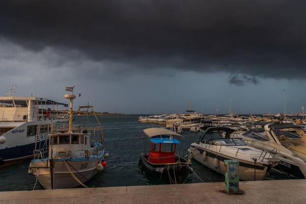 Novalja: Dolazak olujnog nevremena nad Novalju