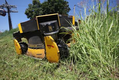 FOTO Može zamijeniti 5 radnika s trimerom: Zrinjevac dobio robotske kosilice na daljinski