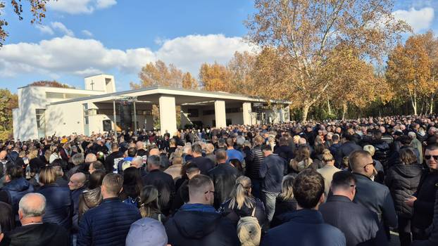 FOTO Posljednji ispraćaj heroja Vukovara Nicoliera:  Ljudi stižu iz cijele Hrvatske. Grad je pun...