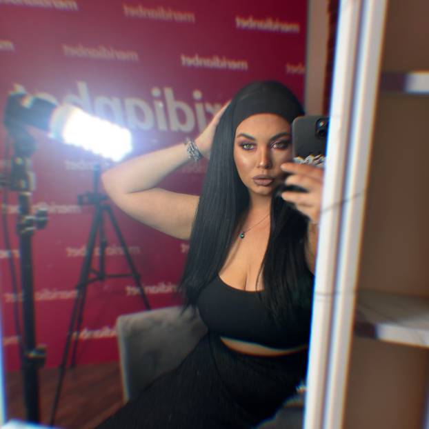 FOTO I ona sanja put u Ameriku! Sarajevska novinarka osvojila Wales, privela Štimca i Henryja