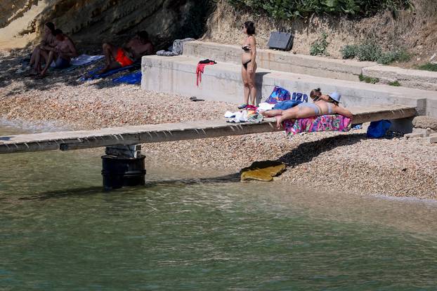 Zadar: Velik brok kupača na zadarskim plažama