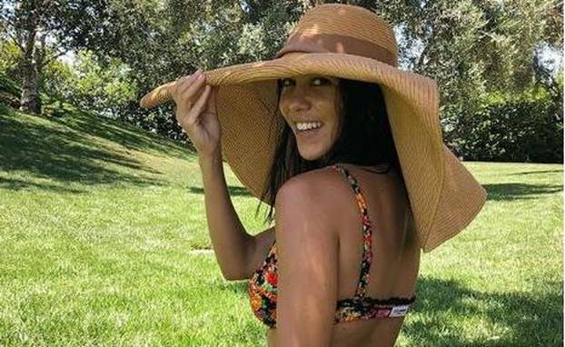 Kourtney Kardashian skinula se u srebrne tangice usred pustinje
