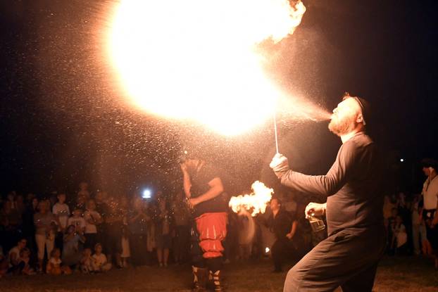 Nastup gutača vatre na Renesansnom festivalu u Koprivnici