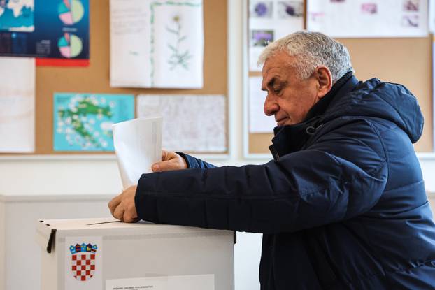 Zagreb: Građani na biralištima glasuju za novog predsjednika ili predsjednicu RH