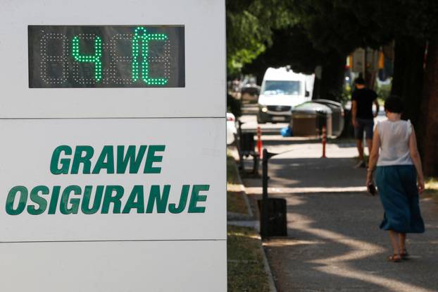 Residents and tourists battle heatwave in Podgorica