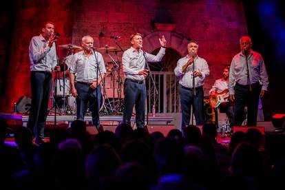 FOTO Tomislav Bralić i klapa Intrade održali koncert 'Da mi je sad' u čast Oliveru Dragojeviću