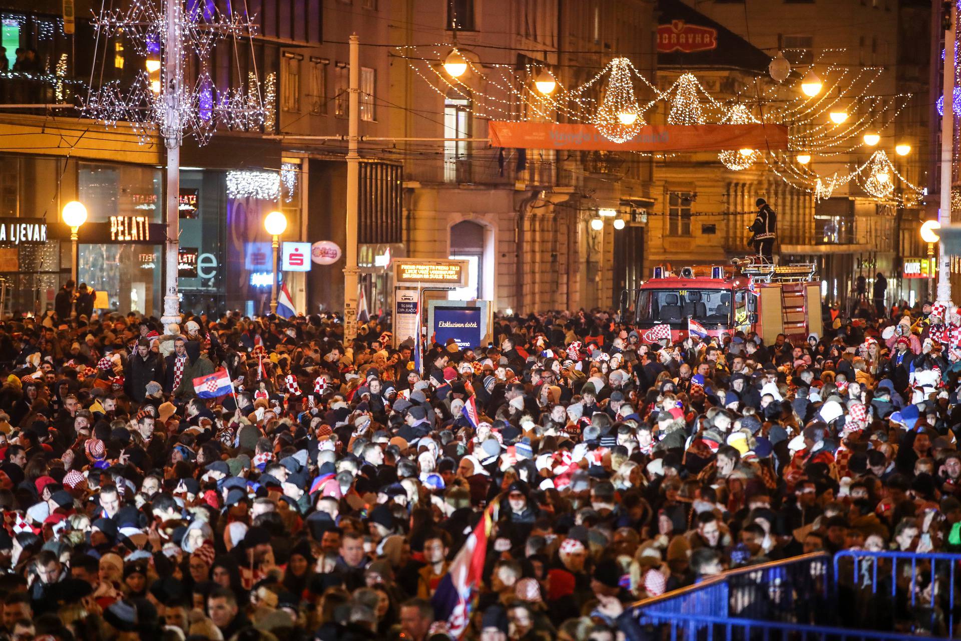 Prava ludnica vlada na Jelačićevom trgu, Vatreni krenuli prema Trgu